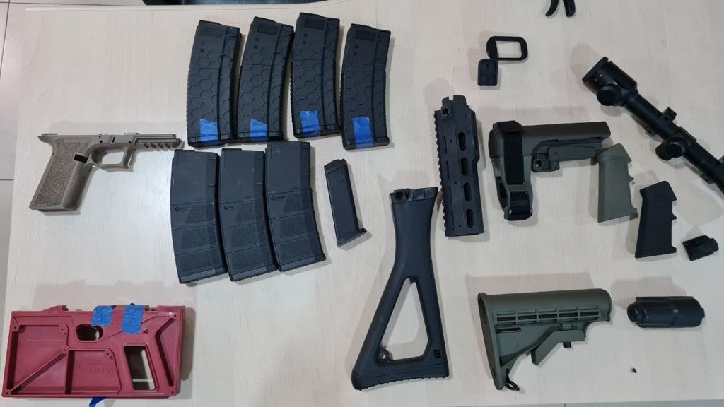 Armas apreendidas pela Polícia Federal no aeroporto do Galeão, na Zona Norte do Rio