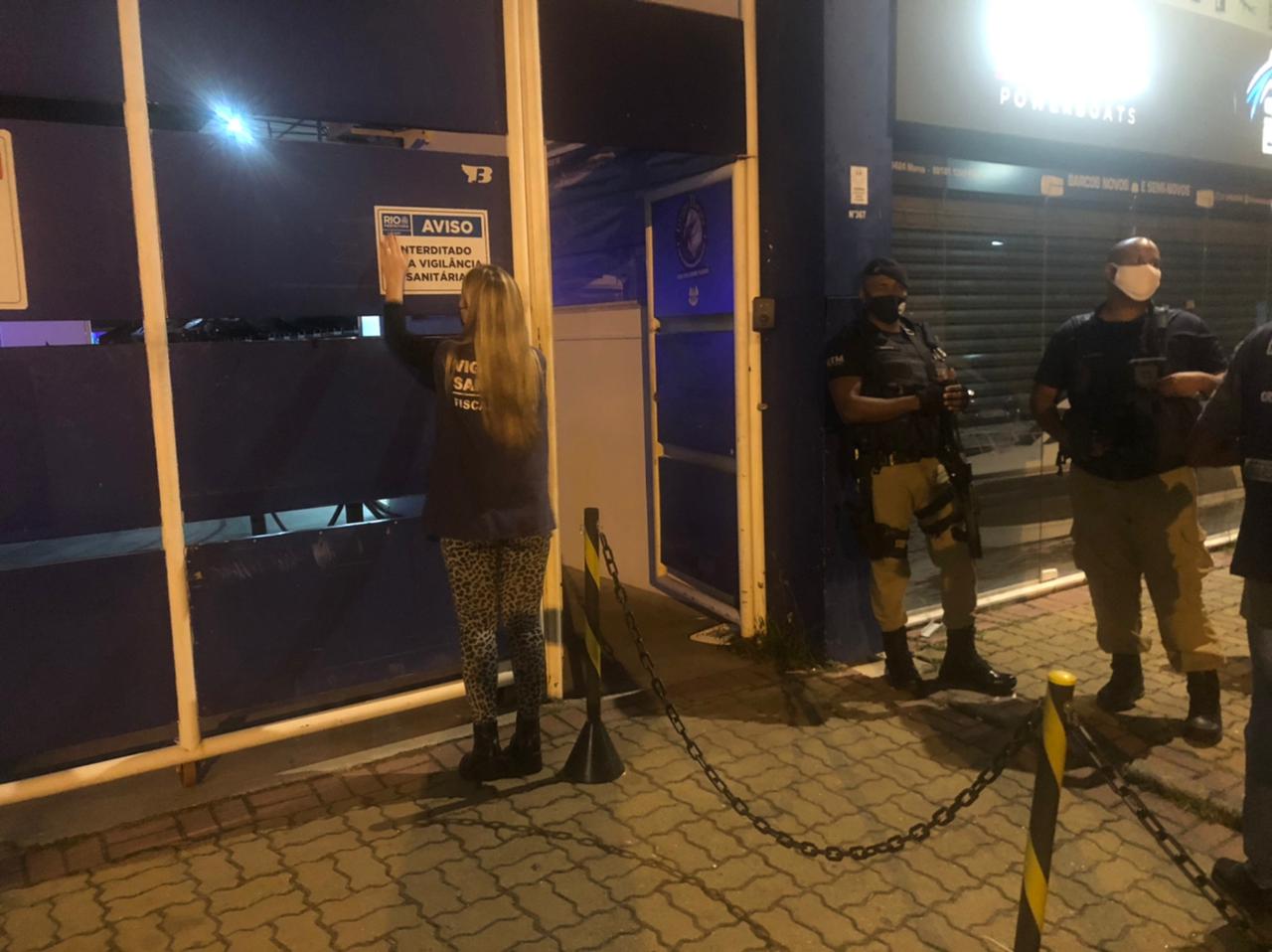 Imagem de agentes interditando uma casa de festas 