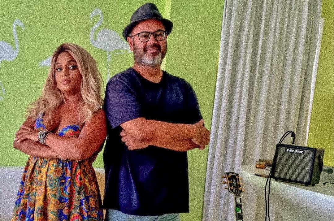 cantora brasileira Tami Braga ao lado do guitarrista oficial da cantora, Robin Banerjee