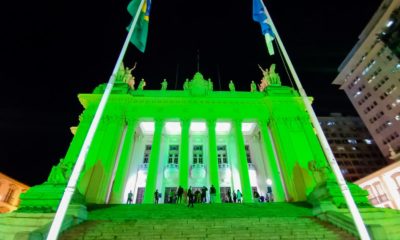 Palácio Tiradentes iluminado com a cor verde em homenagem ao Setembro Verde