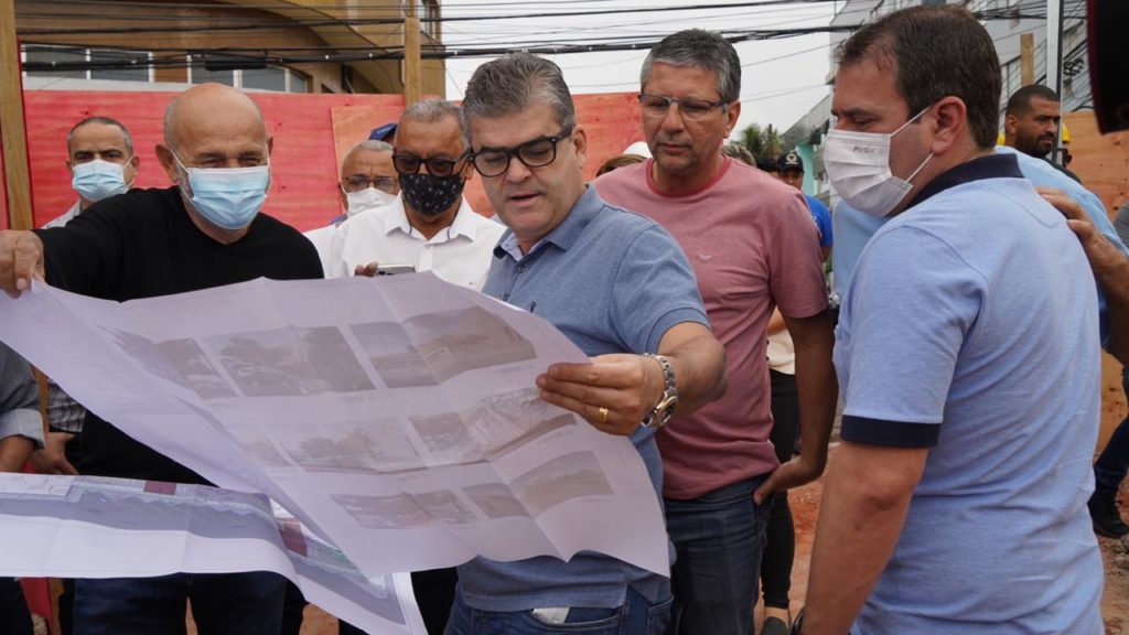 Prefeito Washington Reis na obra da Praça da Democracia