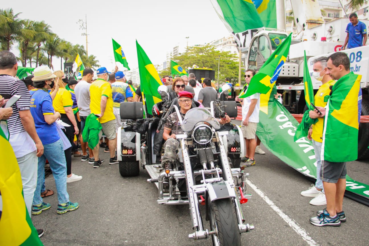 Manifestantes em ato pró-Bolsonaro (Reprodução: Talita Giudice/Super Rádio Tupi)