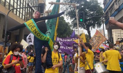 Manifestantes se reúnem no Centro contra Jair Bolsonaro