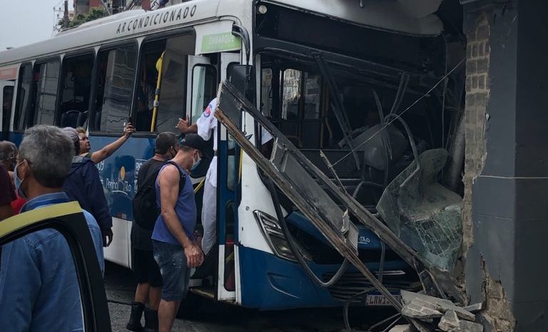 ônibus invade loja na tijuca
