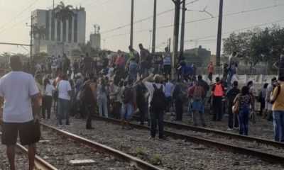 Passageiros na linha férrea da Supervia