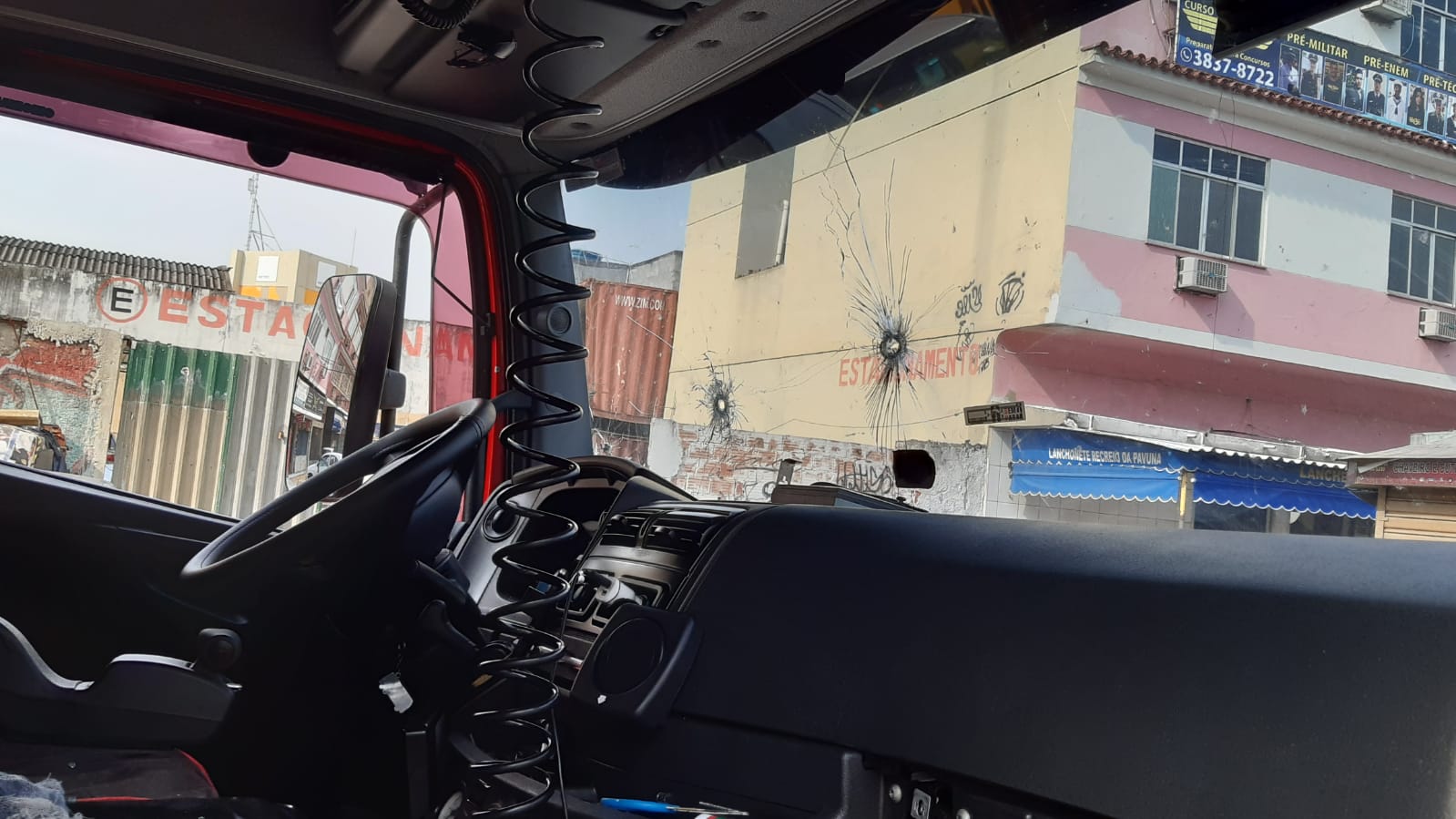 Caminhão saqueado em Costa Barros