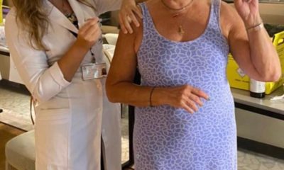 Susana Vieira tomando dose de reforço da vacina