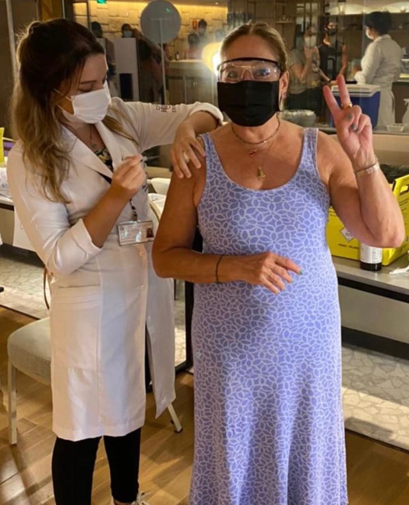 Susana Vieira tomando dose de reforço da vacina