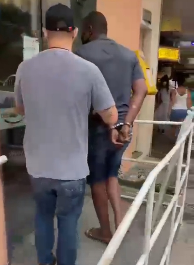 Imagem de um homem sendo preso