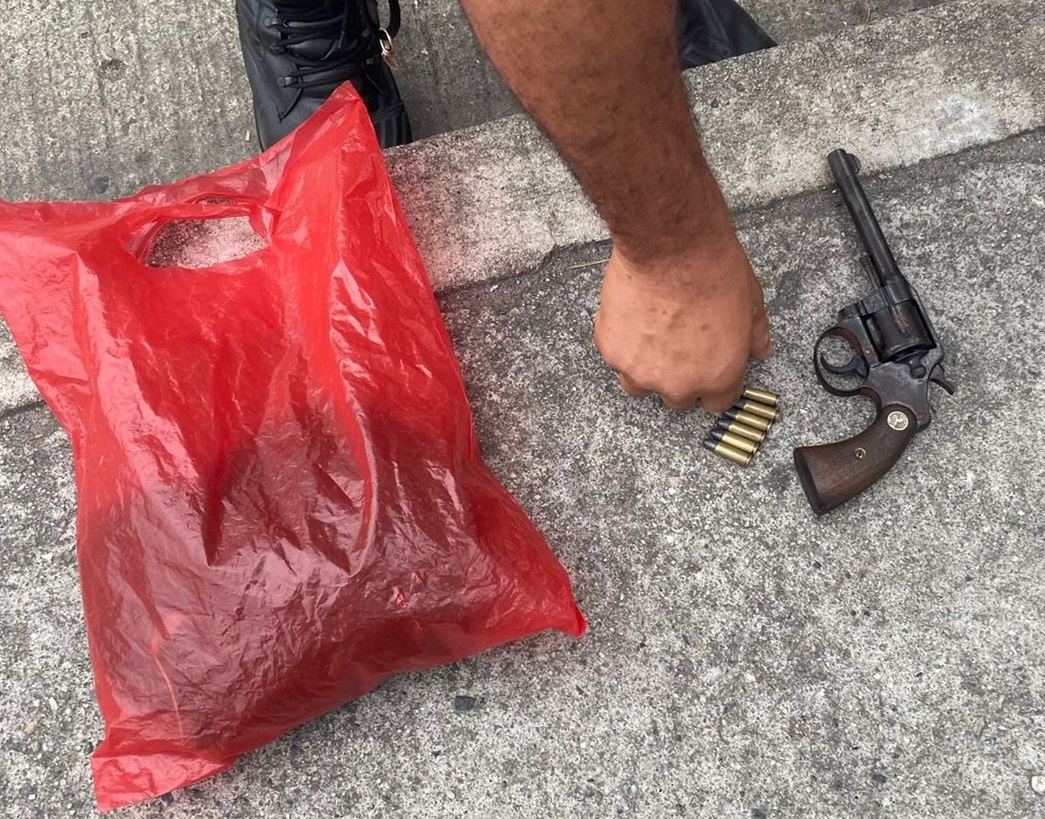 Material apreendido com suspeito de roubo na Taquara