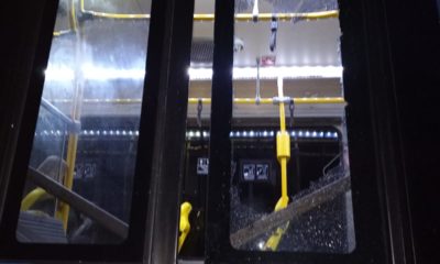 Imagem de um BRT com os vidros quebrados