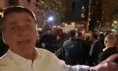 Jair Bolsonaro rebate manifestantes