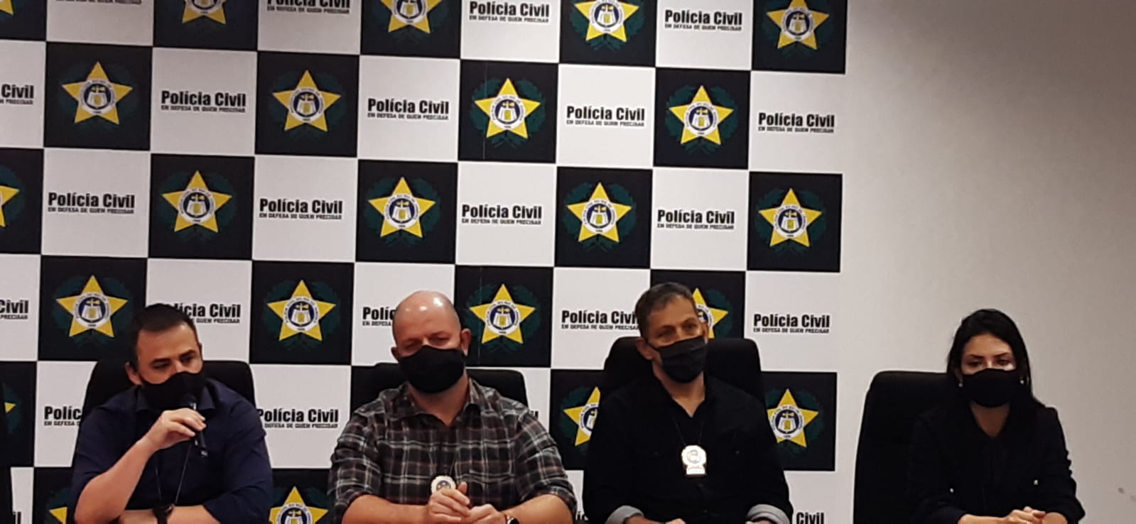 Imagem de policiais civis na coletiva