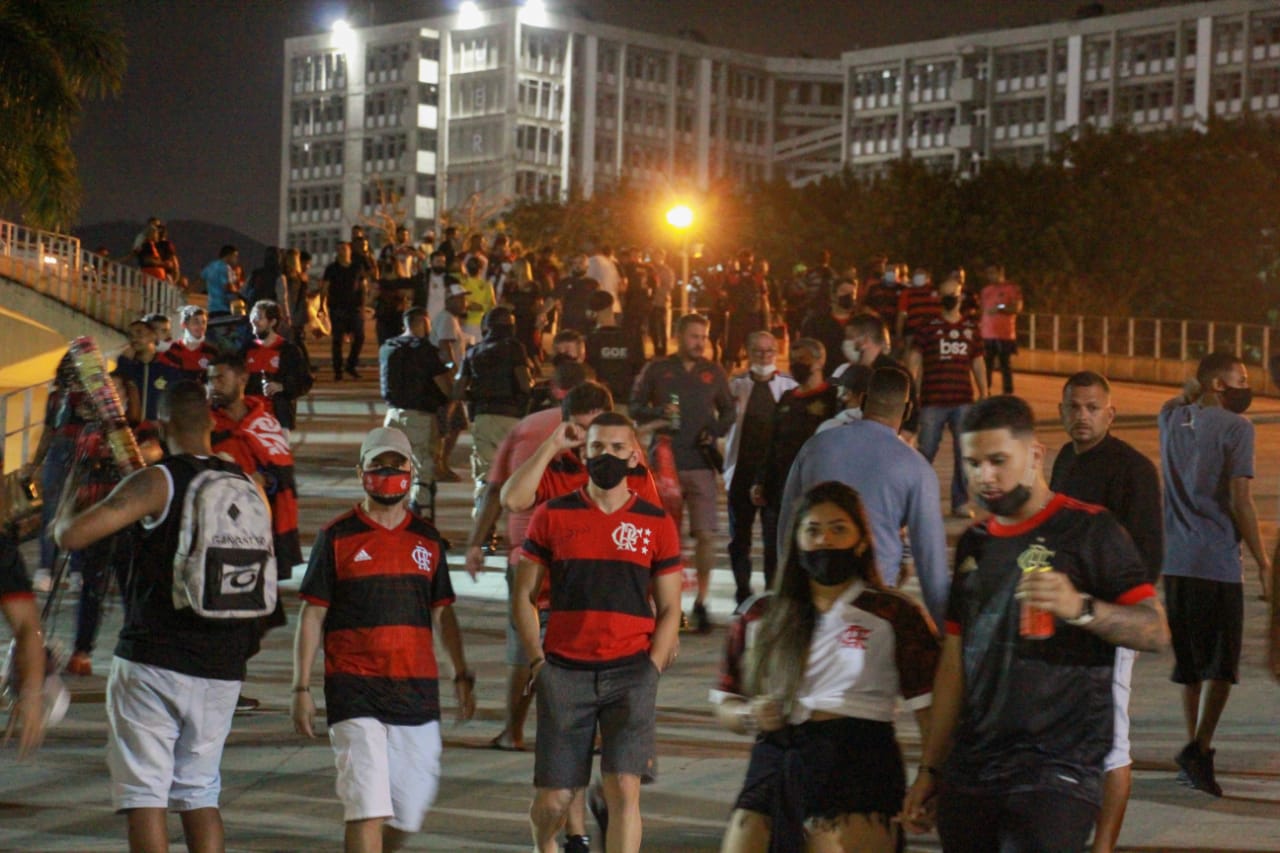 Movimentação de torcedores no Maracanã