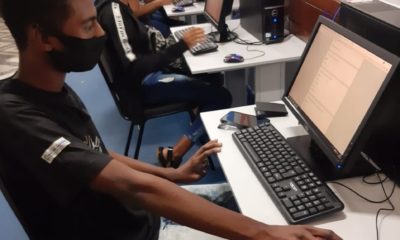 Imagem de alunos em uma laboratório de informática