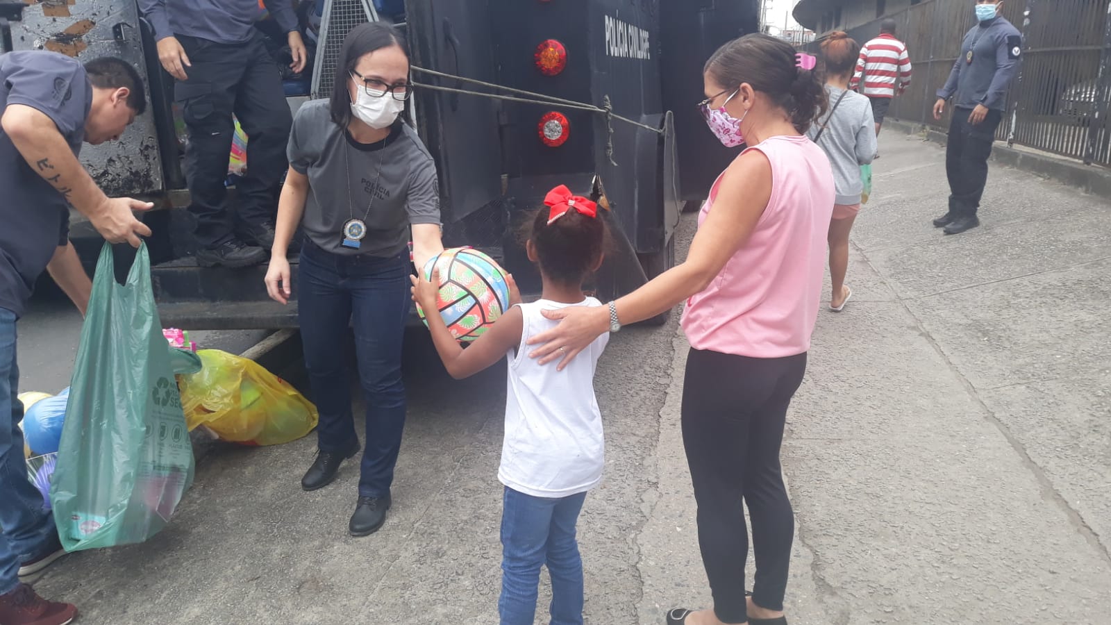 Polícia Civil distribui brinquedos no Complexo do Chapadão