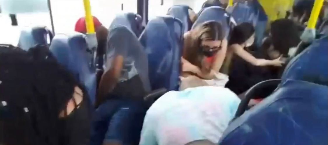 Passageiros de um ônibus se jogaram no chão para se proteger dos tiros