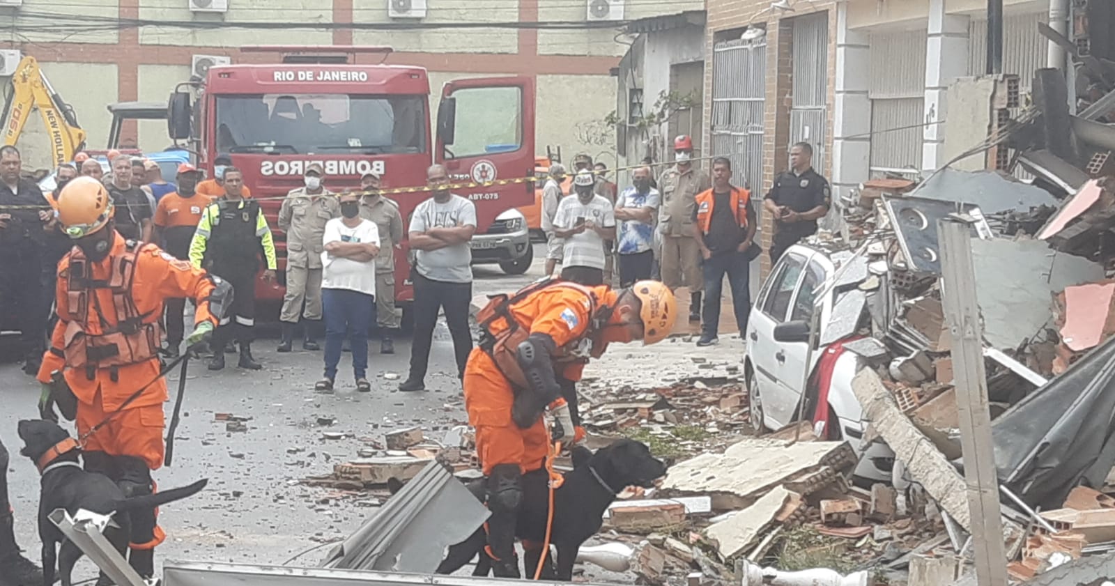 Bombeiros trabalham no resgate das vítimas