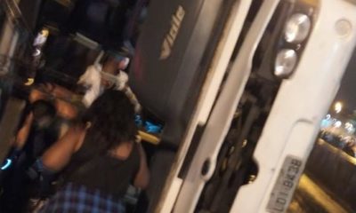 ônibus com integrantes da Unidos de Padre Miguel tomba