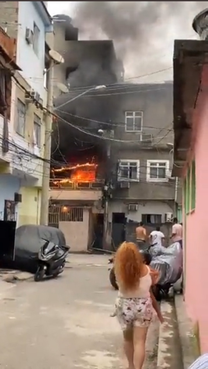 Imagem de um incêndio em Manguinhos