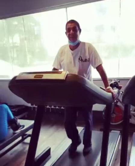Zeca Pagodinho fazendo esteira na academia