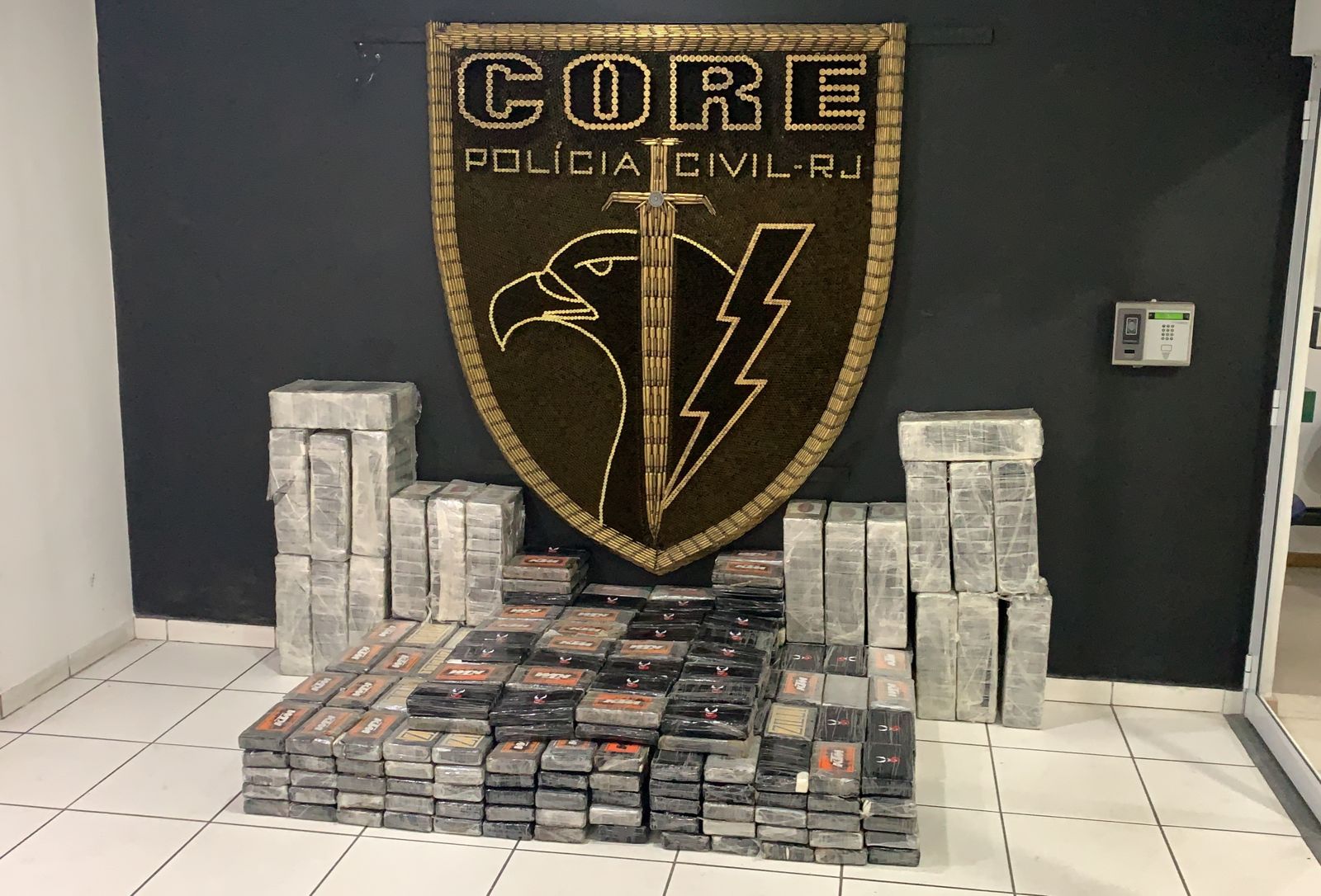 CORE apreende 600 quilos de cocaína após perseguição na Avenida Brasil
