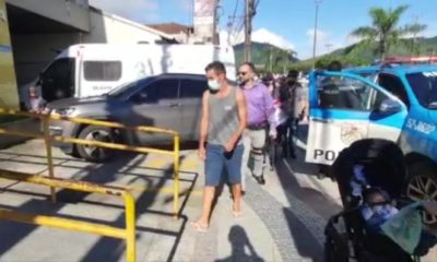 imagem de um homem sendo preso acusado de duplo homicídio