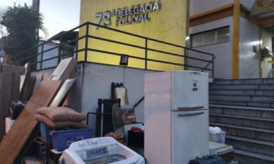 Móveis em frente à delegacia