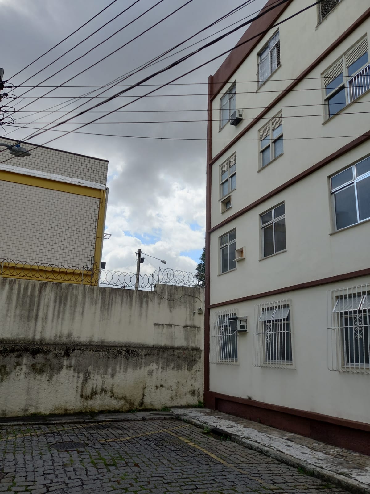 Mesmo com segurança reforçada, condomínio na Zona Norte do Rio é alvo de criminosos