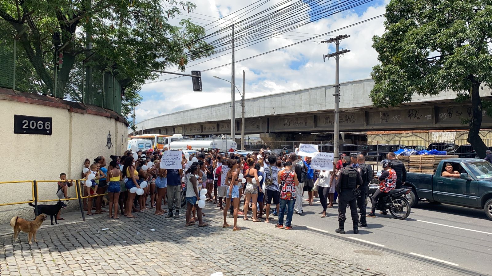 moradores protestam contra violencia policial na avenida dom helder camara
