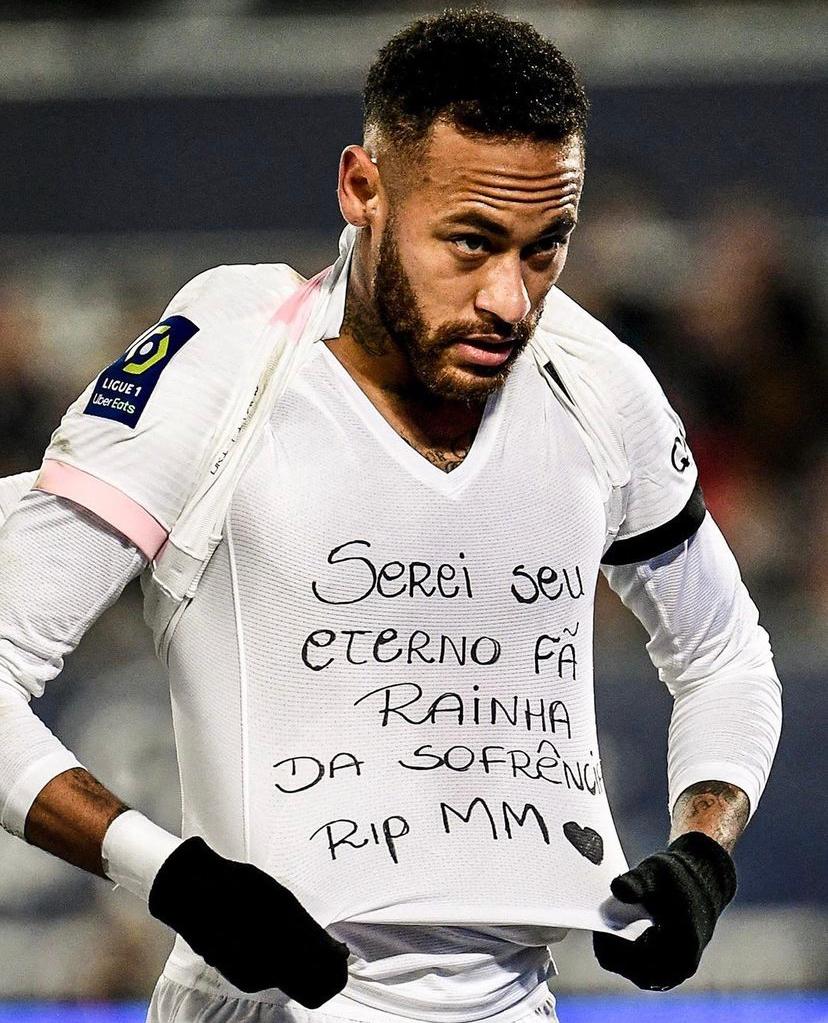 Neymar presta homenagem para Marília Mendonça durante jogo