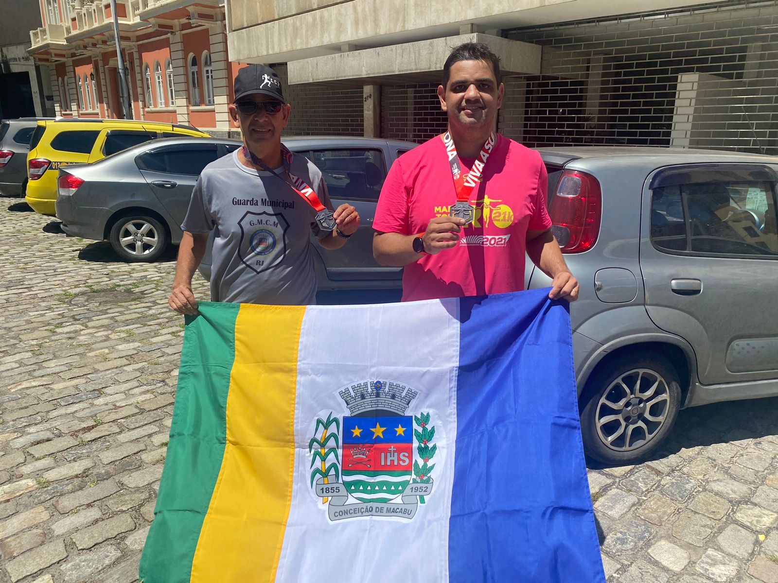 Patrick Carvalho e amigo participam da Meia Maratona do Rio neste domingo (14)