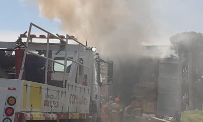 Caminhão baú pegando fogo