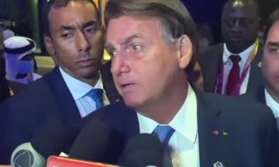 Bolsonaro durante conversa com a imprensa na saída da Dubai Expo 2020