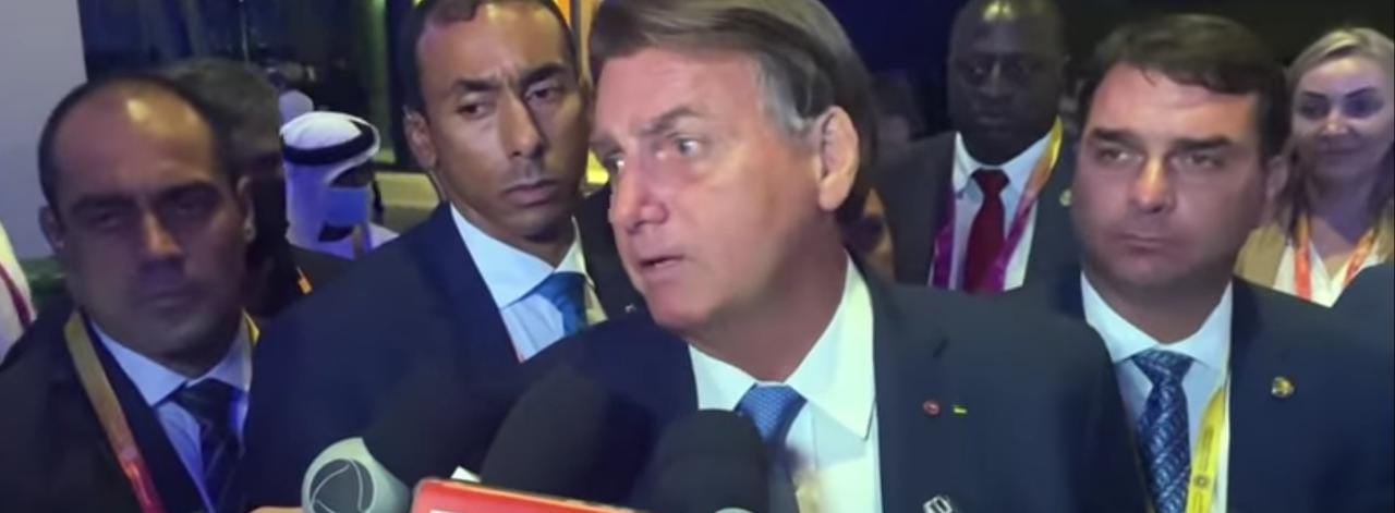 Bolsonaro durante conversa com a imprensa na saída da Dubai Expo 2020