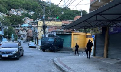 Policiais na comunidade Bateau Mouche, na Praça Seca