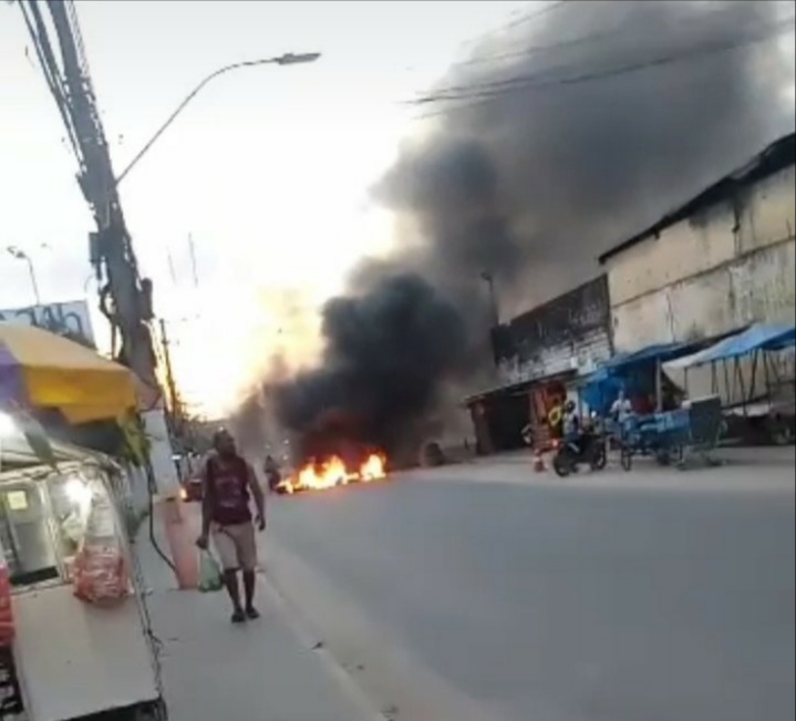 Imagem de um ônibus queimado