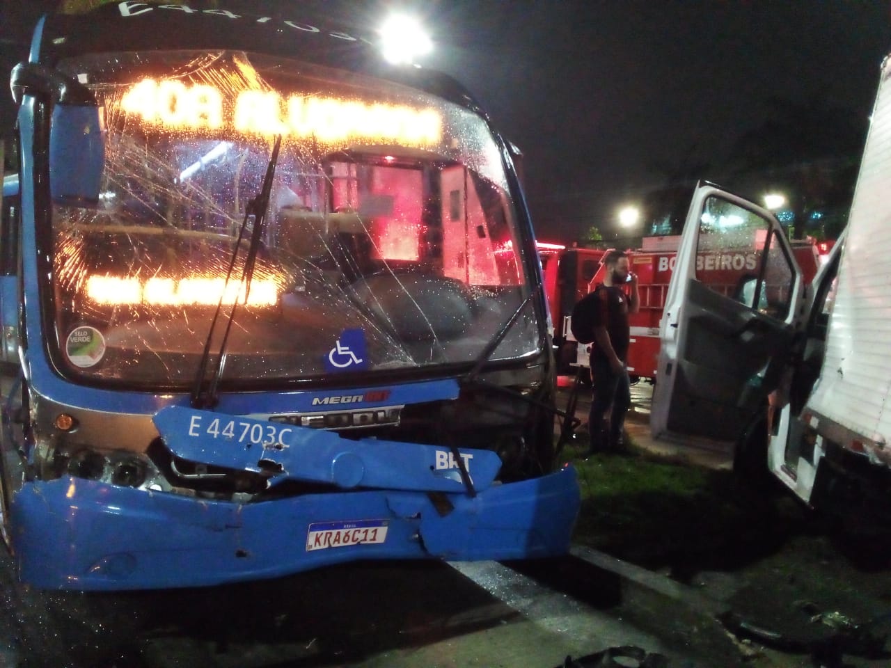 Imagem de um acidente com um caminhão e BRT