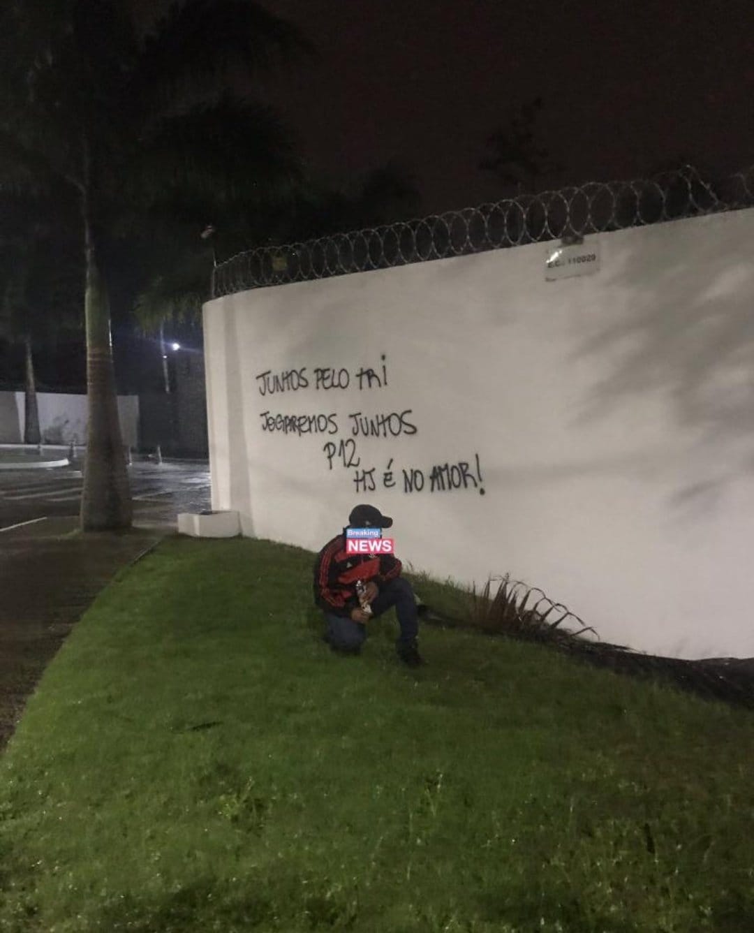 Torcedor faz pichação em forma de apoio