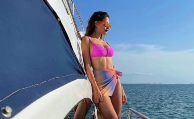 Mari Gonzalez posa de biquíni