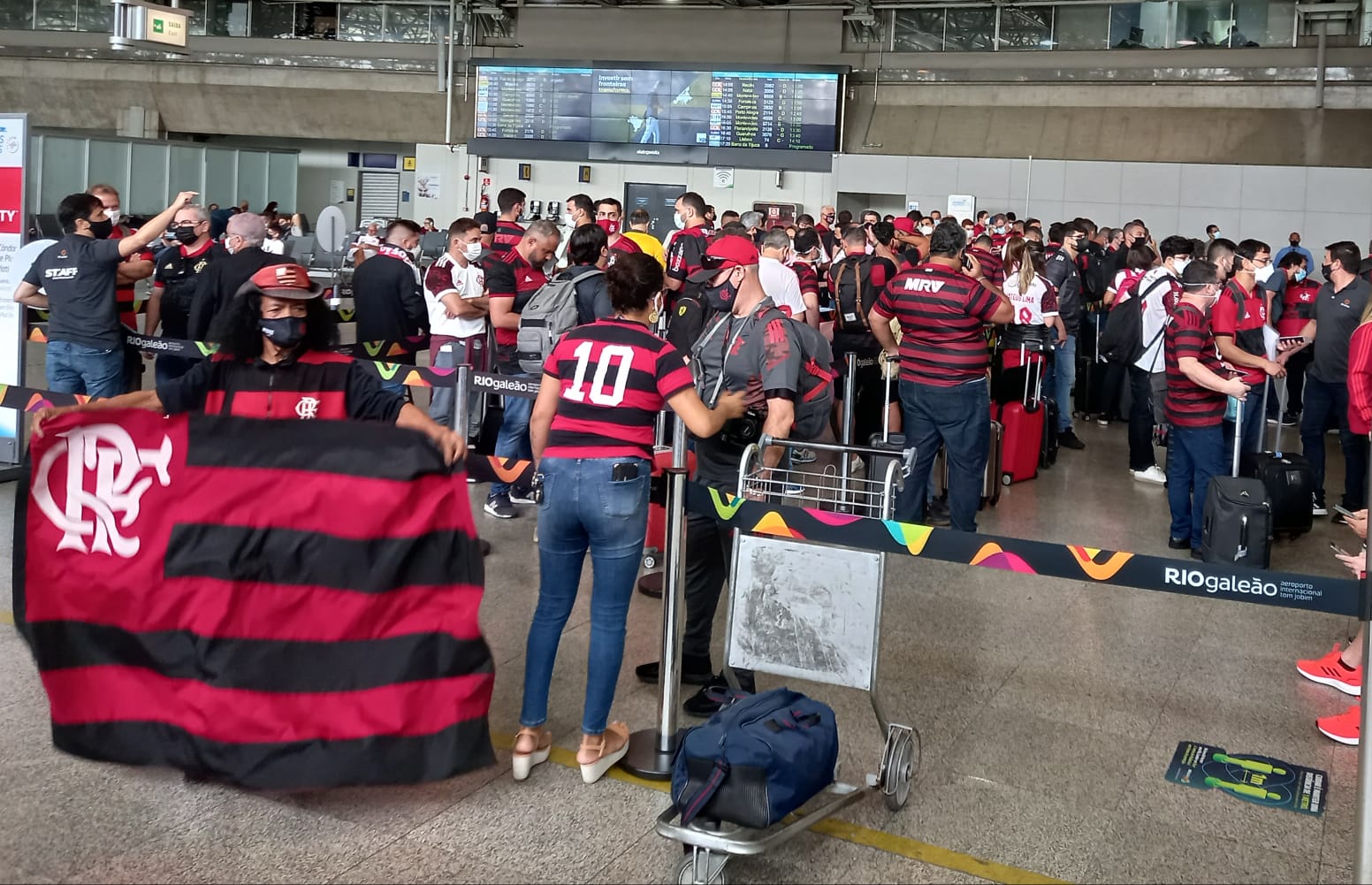 Torcedores do Flamengo no Galeão