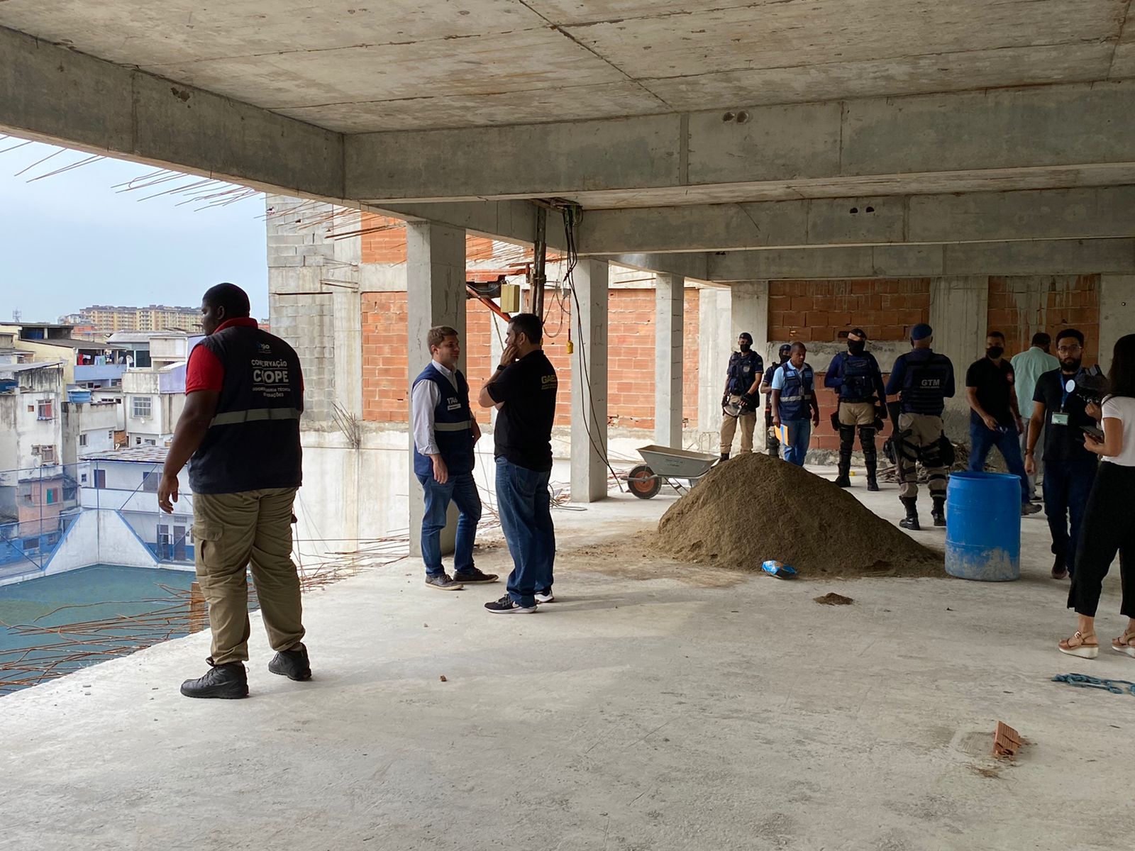 Construção sendo demolida por agentes da prefeitura em Campo Grande