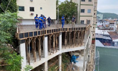 Construção sendo demolida por agentes da prefeitura em Rio das Pedras