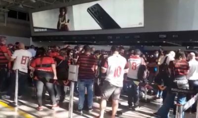 Torcedores do Flamengo embarcam para Montevidéu