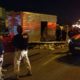 Imagem de um caminhão roubado sendo recuperado por agentes da PRF