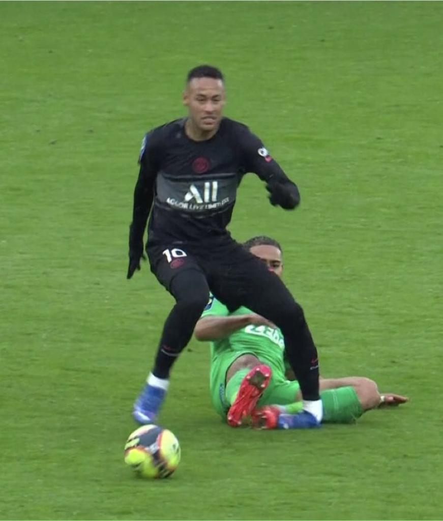 Momento da lesão de Neymar