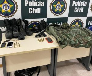 Apreensão de drogas e armas durante prisão de milicianos em Nova Iguaçu