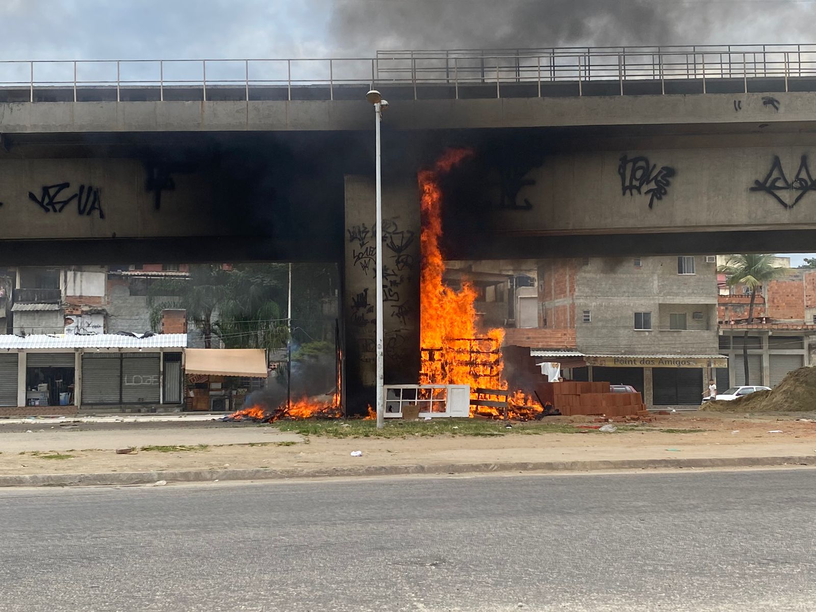 População ateia fogo em lixo como retaliação a operação da Polícia Civil 