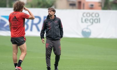 De camisa vermelha, David Luiz conversa com o técnico Maurício Souza