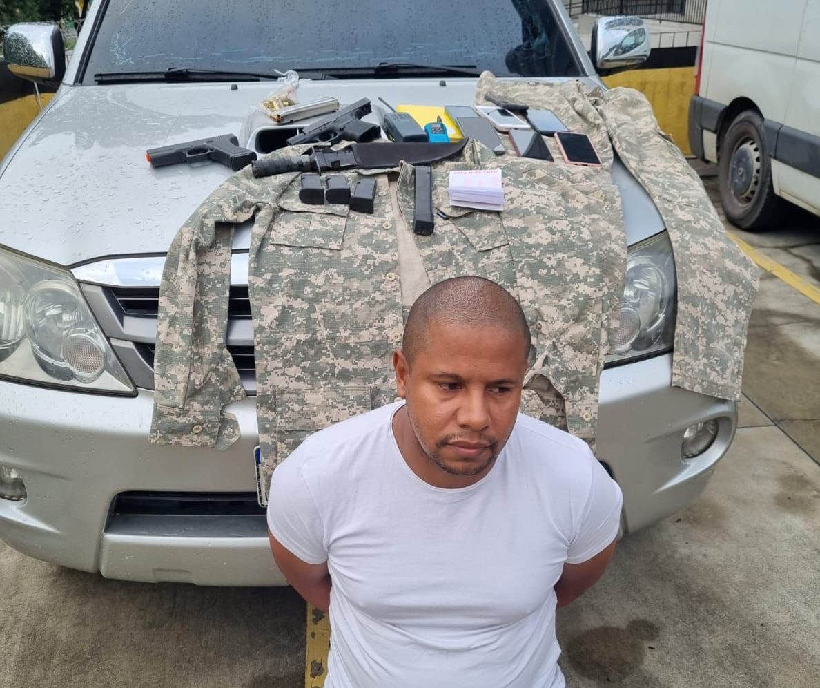 Na casa do suspeito foram encontrados arma, cadernos de contabilidade, fardamento militar e dinheiro